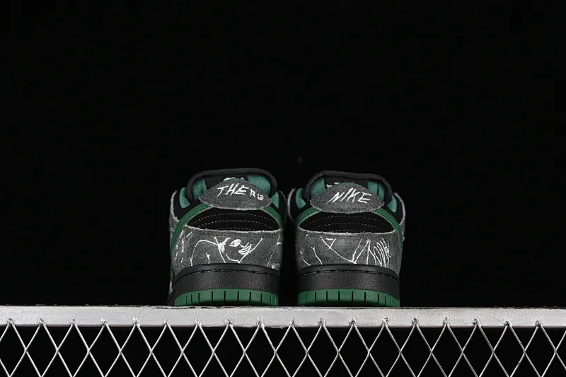 All Categories Nk SB Dunk Series Nk SB Dunk Low Low-top Sneakers C Version There Skateboards x Nk SB Dunk Low Graffiti Art Style Joint Model SB Low-top Casual Sneakers HF7743-001